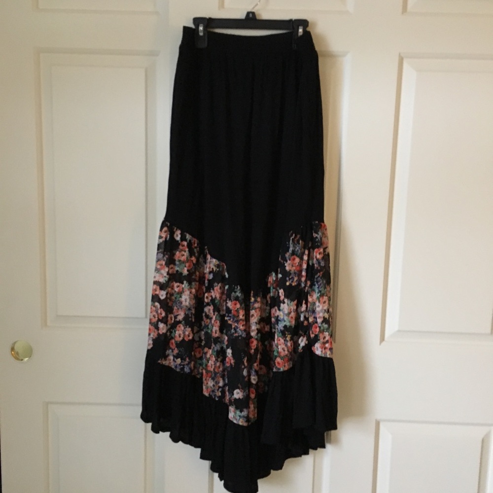 DONATING SOON ✨Black floral maxi skirt